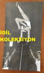İRFAN ATASOY'UN EŞİ HAMİYET ATASOY YANKI'NIN ORİJİNAL FOTOĞRAFI - 17 x 10 cm EBADINDA - HAMİYET ATASOY YANKI SİRK EKİBİYLE AKROBASİ YAPARAK SİGARA İÇERKEN ÇEKİLMİŞ BİR KARE