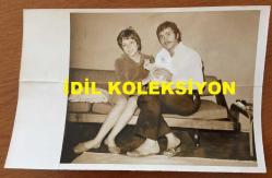 İRFAN ATASOY'UN ORİJİNAL FOTOĞRAFI - 18 x 12 cm EBADINDA -  (AÇIKLAMAYI OKUYUNUZ) - İRFAN ATASOY, EŞİ HAMİYET YANKI ATASOY ve BEBEKLERİ ZEYNEP ATASOY'LA ÇEKİLMİŞ BİR FOTOĞRAF