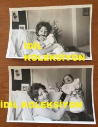 İRFAN ATASOY'UN EŞİ HAMİYET YANKI ATASOY'UN ORİJİNAL 2'Lİ FOTOĞRAFI SETİ - 18 x 12 cm EBADINDA - HAMİYET YANKI ATASOY DOĞUM SONRASI KIZI ZEYNEP ATASOY'U NEŞE İÇİNDE KUCAĞINDA TUTARKEN ÇEKİLMİŞ ÇOK ÖZEL 2 FARKLI HATIRA FOTOĞRAFI, HAMİYET YANKO ATASOY ve BEBEĞİ