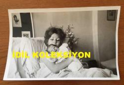 İRFAN ATASOY'UN EŞİ HAMİYET YANKI ATASOY'UN ORİJİNAL 2'Lİ FOTOĞRAFI SETİ - 18 x 12 cm EBADINDA - HAMİYET YANKI ATASOY DOĞUM SONRASI KIZI ZEYNEP ATASOY'U NEŞE İÇİNDE KUCAĞINDA TUTARKEN ÇEKİLMİŞ ÇOK ÖZEL 2 FARKLI HATIRA FOTOĞRAFI, HAMİYET YANKO ATASOY ve BEBEĞİ