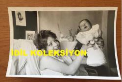 İRFAN ATASOY'UN EŞİ HAMİYET YANKI ATASOY'UN ORİJİNAL 2'Lİ FOTOĞRAFI SETİ - 18 x 12 cm EBADINDA - HAMİYET YANKI ATASOY DOĞUM SONRASI KIZI ZEYNEP ATASOY'U NEŞE İÇİNDE KUCAĞINDA TUTARKEN ÇEKİLMİŞ ÇOK ÖZEL 2 FARKLI HATIRA FOTOĞRAFI, HAMİYET YANKO ATASOY ve BEBEĞİ