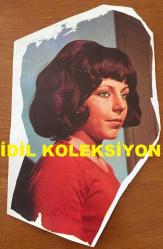 İRFAN ATASOY'UN EŞİ HAMİYET YANKI ATASOY'UN ORİJİNAL LOBİ KARTINDAN KESİLME FOTOĞRAFI - 28 x 18 cm EBADINDA - HAMİYET YANKI ATASOY KIRMIZI KAZAĞIYLA BAKARKEN YANDAN ÇEKİLMİŞ BİR KARE