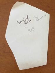 İRFAN ATASOY'UN EŞİ HAMİYET YANKI ATASOY'UN ORİJİNAL LOBİ KARTINDAN KESİLME FOTOĞRAFI - 28 x 18 cm EBADINDA - HAMİYET YANKI ATASOY KIRMIZI KAZAĞIYLA BAKARKEN YANDAN ÇEKİLMİŞ BİR KARE