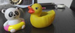 plastik oyuncaklar iki adet birden