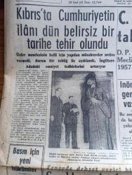 Cumhuriyet Gazetesi - 9 Şubat 1960 - Basın İçin Yeni Hükümler - Kıbrıs'ta Cumhuriyet'in İlanı Dün Belirsiz Bir Tarihe Tehir Olundu - Doktor Fazıl Küçük Amery Ve Makarios Hükümet Binasını Terkederken Fotoğraf - CHP'nin 11 Meclis Tahkikatı Talebi Cumaya Görüşülecek - İsmet İnönü'nün Gençliğe Vasiyeti -  Çocukların Kanlarını İçen 3 Kişiden Biri Yakalandı - Uşak Hadisesinin Dünkü Duruşması - Değerli Müzisyen Eşref Antikacı Dün Akşam Vefat Etti Fotoğraf - İstanbul'da Büyük Bir Tersane Kurulacak - Evlerden Biri Yazan Orhan Kemal Yazı Dizisi - Küçük Peyk'in Büyük Gazası Yazan A. Cemalettin Saraçoğlu Yazı Dizisi - Irak'ta Komünist Partisi Kurulamıyor - Partiler Yazan Burhan Felek Köşe Yazısı - Chesmann'ın Bir Talebi Daha Dün Reddedildi - Muhtar Ve Belediye Seçimleri - Sarı Köpek Yazan George Simenon - Bir Çiçekle Yaz Olmaz Yazan Ve Çizen Salih Erimez - Fenerbahçe Yarın Sabah Kızılyıldız İle Oynuyor - Kış Sporunun Tarihi Ve 7 Kış Olimpiyatı Yazan Erdoğan Arıpınar - Darüşşafaka Levisky Maçı