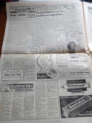 Cumhuriyet Gazetesi - 9 Şubat 1960 - Basın İçin Yeni Hükümler - Kıbrıs'ta Cumhuriyet'in İlanı Dün Belirsiz Bir Tarihe Tehir Olundu - Doktor Fazıl Küçük Amery Ve Makarios Hükümet Binasını Terkederken Fotoğraf - CHP'nin 11 Meclis Tahkikatı Talebi Cumaya Görüşülecek - İsmet İnönü'nün Gençliğe Vasiyeti -  Çocukların Kanlarını İçen 3 Kişiden Biri Yakalandı - Uşak Hadisesinin Dünkü Duruşması - Değerli Müzisyen Eşref Antikacı Dün Akşam Vefat Etti Fotoğraf - İstanbul'da Büyük Bir Tersane Kurulacak - Evlerden Biri Yazan Orhan Kemal Yazı Dizisi - Küçük Peyk'in Büyük Gazası Yazan A. Cemalettin Saraçoğlu Yazı Dizisi - Irak'ta Komünist Partisi Kurulamıyor - Partiler Yazan Burhan Felek Köşe Yazısı - Chesmann'ın Bir Talebi Daha Dün Reddedildi - Muhtar Ve Belediye Seçimleri - Sarı Köpek Yazan George Simenon - Bir Çiçekle Yaz Olmaz Yazan Ve Çizen Salih Erimez - Fenerbahçe Yarın Sabah Kızılyıldız İle Oynuyor - Kış Sporunun Tarihi Ve 7 Kış Olimpiyatı Yazan Erdoğan Arıpınar - Darüşşafaka Levisky Maçı