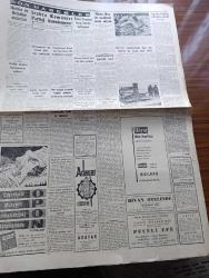 Cumhuriyet Gazetesi - 9 Şubat 1960 - Basın İçin Yeni Hükümler - Kıbrıs'ta Cumhuriyet'in İlanı Dün Belirsiz Bir Tarihe Tehir Olundu - Doktor Fazıl Küçük Amery Ve Makarios Hükümet Binasını Terkederken Fotoğraf - CHP'nin 11 Meclis Tahkikatı Talebi Cumaya Görüşülecek - İsmet İnönü'nün Gençliğe Vasiyeti -  Çocukların Kanlarını İçen 3 Kişiden Biri Yakalandı - Uşak Hadisesinin Dünkü Duruşması - Değerli Müzisyen Eşref Antikacı Dün Akşam Vefat Etti Fotoğraf - İstanbul'da Büyük Bir Tersane Kurulacak - Evlerden Biri Yazan Orhan Kemal Yazı Dizisi - Küçük Peyk'in Büyük Gazası Yazan A. Cemalettin Saraçoğlu Yazı Dizisi - Irak'ta Komünist Partisi Kurulamıyor - Partiler Yazan Burhan Felek Köşe Yazısı - Chesmann'ın Bir Talebi Daha Dün Reddedildi - Muhtar Ve Belediye Seçimleri - Sarı Köpek Yazan George Simenon - Bir Çiçekle Yaz Olmaz Yazan Ve Çizen Salih Erimez - Fenerbahçe Yarın Sabah Kızılyıldız İle Oynuyor - Kış Sporunun Tarihi Ve 7 Kış Olimpiyatı Yazan Erdoğan Arıpınar - Darüşşafaka Levisky Maçı