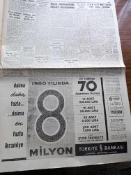 Cumhuriyet Gazetesi - 9 Şubat 1960 - Basın İçin Yeni Hükümler - Kıbrıs'ta Cumhuriyet'in İlanı Dün Belirsiz Bir Tarihe Tehir Olundu - Doktor Fazıl Küçük Amery Ve Makarios Hükümet Binasını Terkederken Fotoğraf - CHP'nin 11 Meclis Tahkikatı Talebi Cumaya Görüşülecek - İsmet İnönü'nün Gençliğe Vasiyeti -  Çocukların Kanlarını İçen 3 Kişiden Biri Yakalandı - Uşak Hadisesinin Dünkü Duruşması - Değerli Müzisyen Eşref Antikacı Dün Akşam Vefat Etti Fotoğraf - İstanbul'da Büyük Bir Tersane Kurulacak - Evlerden Biri Yazan Orhan Kemal Yazı Dizisi - Küçük Peyk'in Büyük Gazası Yazan A. Cemalettin Saraçoğlu Yazı Dizisi - Irak'ta Komünist Partisi Kurulamıyor - Partiler Yazan Burhan Felek Köşe Yazısı - Chesmann'ın Bir Talebi Daha Dün Reddedildi - Muhtar Ve Belediye Seçimleri - Sarı Köpek Yazan George Simenon - Bir Çiçekle Yaz Olmaz Yazan Ve Çizen Salih Erimez - Fenerbahçe Yarın Sabah Kızılyıldız İle Oynuyor - Kış Sporunun Tarihi Ve 7 Kış Olimpiyatı Yazan Erdoğan Arıpınar - Darüşşafaka Levisky Maçı