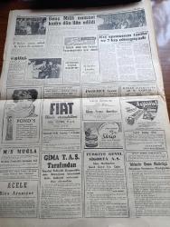 Cumhuriyet Gazetesi - 9 Şubat 1960 - Basın İçin Yeni Hükümler - Kıbrıs'ta Cumhuriyet'in İlanı Dün Belirsiz Bir Tarihe Tehir Olundu - Doktor Fazıl Küçük Amery Ve Makarios Hükümet Binasını Terkederken Fotoğraf - CHP'nin 11 Meclis Tahkikatı Talebi Cumaya Görüşülecek - İsmet İnönü'nün Gençliğe Vasiyeti -  Çocukların Kanlarını İçen 3 Kişiden Biri Yakalandı - Uşak Hadisesinin Dünkü Duruşması - Değerli Müzisyen Eşref Antikacı Dün Akşam Vefat Etti Fotoğraf - İstanbul'da Büyük Bir Tersane Kurulacak - Evlerden Biri Yazan Orhan Kemal Yazı Dizisi - Küçük Peyk'in Büyük Gazası Yazan A. Cemalettin Saraçoğlu Yazı Dizisi - Irak'ta Komünist Partisi Kurulamıyor - Partiler Yazan Burhan Felek Köşe Yazısı - Chesmann'ın Bir Talebi Daha Dün Reddedildi - Muhtar Ve Belediye Seçimleri - Sarı Köpek Yazan George Simenon - Bir Çiçekle Yaz Olmaz Yazan Ve Çizen Salih Erimez - Fenerbahçe Yarın Sabah Kızılyıldız İle Oynuyor - Kış Sporunun Tarihi Ve 7 Kış Olimpiyatı Yazan Erdoğan Arıpınar - Darüşşafaka Levisky Maçı