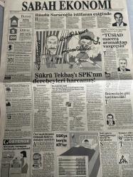SABAH EKONOMİ GAZETESİ SABAH DOĞUM GÜNÜ GAZETESİ - 19 HAZİRAN 1992 - Yavuz Semerci-Rüştü Saracoğlu-Adil Korkut-Hilmeth Kohl-Osman Ulagay-Ali Rıza Kardüz-Şelale Kadak-Ersan İnan-Hüseyin Bayraktar-Mehmet Bayraktar-Vedat Alaton-Meral Tamer-Nedim Özkan-Çiğdem Erdem-Akram Pakdemirli-Sükrü Tekbaş-Yalım Erez-Sükrü Tekbaş’ı SPK’nın derebeyleri harcamış-Rüştü Saracoğlu istifanın eşiğinde-“TÜSİAD macera aramaktan vazgeçsin”-Elektronikçiler, harçlıklara dikkat-SSK’ya borçlu KİT’ler-Devlet malını haczedilmeyeceğini bilen KİT’ler borç ödemiyor-Eczaneler, SSK reçetesine küskün-Borsa, ihale ve dolara aldırmadı-Yabancı banka, nasıl kazanacağını biliyor-Borsanız diyor ki…-Broker gözüyle-Koç kağıtları revaçta-Halkımız tasarruf için artık doları tercih ediyor-Vedat Alaton’un hayali şair olmak-Bayraktarlar’ın dünyası işliyor-Meydanda 2 pehlivan-Çiller ile Taner’in hedefi aynı-META: Yoksa konkordato mu?-Fransa’da banka kurmak kolay değil-Gömleğe yılda 4 trilyon-Türkiye Rusya’yla bağları sıklaştırıyor