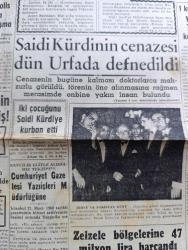 Cumhuriyet Gazetesi - 25 Mart 1960 - Yeni Dış Ticaret Rejimi Mutlaka Haziran Ayı İçinde İlan Edilecek - Milletlerarası Basın Enstitüsü Kongresi Dün Tokyo'da Açıldı - Saidi Kürdi'nin Cenazesi Dün Urfa'da Defnedildi - İsmet İnönü Ve Pakistan Günü - Talebeler Vilayetçe İzin Verilmediği Halde Toplanacaklar - Kleopatra Filminde Figüranlık İsteyen Antalyalı Kızlar - Bayram Hazırlıkları Fotoğraf - Kadir Gecesi İçin Sinemalar da Kapandı - Evlerden Biri Yazan Orhan Kemal Yazı Dizisi - Bayram Günleri Bayram Gazetesi Çıkacak- Irak'ta Milliyetçiler İle Kürtler Çarpıştılar - Din Ve Ahlak Yazan Burhan Felek Köşe Yazısı - Metropolitan Operasının Üç Yıllık Ömrü Kaldı - Resimli Roman Başkasının Günahı Çizen Yves Sayol - Sarı Köpek Yazan George Simenon Yazı Dizisi - Galatasaraylı Erdoğan Atlı oğlunun Oğlu Oldu - Yeni Atletizm Ajanı Eşref Aydın Dedi Ki Atletizmde Hamle Gayemiz Olacaktır - Genç Milli Takım Fotoğraf - Emekli Hakem Feridun Kılıç Dün Vefat Etti - İzmir'de Toto Hasılatı 42.197 - Kodak Makine