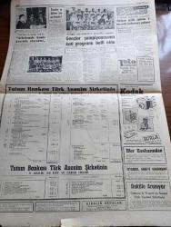 Cumhuriyet Gazetesi - 25 Mart 1960 - Yeni Dış Ticaret Rejimi Mutlaka Haziran Ayı İçinde İlan Edilecek - Milletlerarası Basın Enstitüsü Kongresi Dün Tokyo'da Açıldı - Saidi Kürdi'nin Cenazesi Dün Urfa'da Defnedildi - İsmet İnönü Ve Pakistan Günü - Talebeler Vilayetçe İzin Verilmediği Halde Toplanacaklar - Kleopatra Filminde Figüranlık İsteyen Antalyalı Kızlar - Bayram Hazırlıkları Fotoğraf - Kadir Gecesi İçin Sinemalar da Kapandı - Evlerden Biri Yazan Orhan Kemal Yazı Dizisi - Bayram Günleri Bayram Gazetesi Çıkacak- Irak'ta Milliyetçiler İle Kürtler Çarpıştılar - Din Ve Ahlak Yazan Burhan Felek Köşe Yazısı - Metropolitan Operasının Üç Yıllık Ömrü Kaldı - Resimli Roman Başkasının Günahı Çizen Yves Sayol - Sarı Köpek Yazan George Simenon Yazı Dizisi - Galatasaraylı Erdoğan Atlı oğlunun Oğlu Oldu - Yeni Atletizm Ajanı Eşref Aydın Dedi Ki Atletizmde Hamle Gayemiz Olacaktır - Genç Milli Takım Fotoğraf - Emekli Hakem Feridun Kılıç Dün Vefat Etti - İzmir'de Toto Hasılatı 42.197 - Kodak Makine