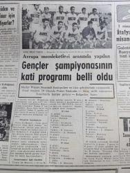Cumhuriyet Gazetesi - 25 Mart 1960 - Yeni Dış Ticaret Rejimi Mutlaka Haziran Ayı İçinde İlan Edilecek - Milletlerarası Basın Enstitüsü Kongresi Dün Tokyo'da Açıldı - Saidi Kürdi'nin Cenazesi Dün Urfa'da Defnedildi - İsmet İnönü Ve Pakistan Günü - Talebeler Vilayetçe İzin Verilmediği Halde Toplanacaklar - Kleopatra Filminde Figüranlık İsteyen Antalyalı Kızlar - Bayram Hazırlıkları Fotoğraf - Kadir Gecesi İçin Sinemalar da Kapandı - Evlerden Biri Yazan Orhan Kemal Yazı Dizisi - Bayram Günleri Bayram Gazetesi Çıkacak- Irak'ta Milliyetçiler İle Kürtler Çarpıştılar - Din Ve Ahlak Yazan Burhan Felek Köşe Yazısı - Metropolitan Operasının Üç Yıllık Ömrü Kaldı - Resimli Roman Başkasının Günahı Çizen Yves Sayol - Sarı Köpek Yazan George Simenon Yazı Dizisi - Galatasaraylı Erdoğan Atlı oğlunun Oğlu Oldu - Yeni Atletizm Ajanı Eşref Aydın Dedi Ki Atletizmde Hamle Gayemiz Olacaktır - Genç Milli Takım Fotoğraf - Emekli Hakem Feridun Kılıç Dün Vefat Etti - İzmir'de Toto Hasılatı 42.197 - Kodak Makine