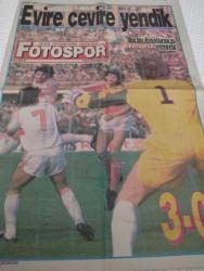 FOTOSPOR GAZETESİ - DOĞUM GÜNÜ GAZETESİ-25 Ekim 1989-Turgut Özal-Kenan Evren-Veselinoviç-Herbert Held-Gordon Milne-Özarslan-İnönü-Ziya Demirel-Denktas-Süleyman Ateş-Tanju Çolak-Alpaslan Eratlı-Osman Denizci-Nurul Öztekin-Tunç Tectemer-Ahmet Çetin-Halit Kıvanç-Derya Saraçoğlu-Ahmet Ceyhan-Turgay Karabulak-Engin Özerhun-Yiğiter Uluğ-Kenan Ererçtingöz-Rıdvan Dilmen-Feyyaz Uçar-Jupp Derwall-Ercan Taner-Herbert Neumann-Hickersberger-Evire çevire yendik-Biz bu Avusturya’yı yeneriz-Gözlerim yaşardı-Sovyetler’i de yenin-Son yılların en iyi futbolu-Ezerek yendik işte-Milli Takım’a bravo-Altın çocuklar-Ne işimiz var Londra’da-Bizim işimiz Viyana’da-Yine tarih yazdık-Rıdvan’ı Tanju sandılar-Bu zafer yakıştı-Büyükler büyük oynar-Galatasaray’ın gücü yetmedi-Eczacı idmanı 3-0-Saray avantajlı-Fotospor Tanı’yı da yendi-Efes Pilsen fırtına gibi-Ridvan: Verdiğim sözü tuttum-Risk zafer getirdi-Bu çocuklar Roma’ya gider