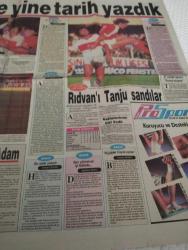 FOTOSPOR GAZETESİ - DOĞUM GÜNÜ GAZETESİ-25 Ekim 1989-Turgut Özal-Kenan Evren-Veselinoviç-Herbert Held-Gordon Milne-Özarslan-İnönü-Ziya Demirel-Denktas-Süleyman Ateş-Tanju Çolak-Alpaslan Eratlı-Osman Denizci-Nurul Öztekin-Tunç Tectemer-Ahmet Çetin-Halit Kıvanç-Derya Saraçoğlu-Ahmet Ceyhan-Turgay Karabulak-Engin Özerhun-Yiğiter Uluğ-Kenan Ererçtingöz-Rıdvan Dilmen-Feyyaz Uçar-Jupp Derwall-Ercan Taner-Herbert Neumann-Hickersberger-Evire çevire yendik-Biz bu Avusturya’yı yeneriz-Gözlerim yaşardı-Sovyetler’i de yenin-Son yılların en iyi futbolu-Ezerek yendik işte-Milli Takım’a bravo-Altın çocuklar-Ne işimiz var Londra’da-Bizim işimiz Viyana’da-Yine tarih yazdık-Rıdvan’ı Tanju sandılar-Bu zafer yakıştı-Büyükler büyük oynar-Galatasaray’ın gücü yetmedi-Eczacı idmanı 3-0-Saray avantajlı-Fotospor Tanı’yı da yendi-Efes Pilsen fırtına gibi-Ridvan: Verdiğim sözü tuttum-Risk zafer getirdi-Bu çocuklar Roma’ya gider
