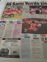 FOTOSPOR GAZETESİ - DOĞUM GÜNÜ GAZETESİ-25 Ekim 1989-Turgut Özal-Kenan Evren-Veselinoviç-Herbert Held-Gordon Milne-Özarslan-İnönü-Ziya Demirel-Denktas-Süleyman Ateş-Tanju Çolak-Alpaslan Eratlı-Osman Denizci-Nurul Öztekin-Tunç Tectemer-Ahmet Çetin-Halit Kıvanç-Derya Saraçoğlu-Ahmet Ceyhan-Turgay Karabulak-Engin Özerhun-Yiğiter Uluğ-Kenan Ererçtingöz-Rıdvan Dilmen-Feyyaz Uçar-Jupp Derwall-Ercan Taner-Herbert Neumann-Hickersberger-Evire çevire yendik-Biz bu Avusturya’yı yeneriz-Gözlerim yaşardı-Sovyetler’i de yenin-Son yılların en iyi futbolu-Ezerek yendik işte-Milli Takım’a bravo-Altın çocuklar-Ne işimiz var Londra’da-Bizim işimiz Viyana’da-Yine tarih yazdık-Rıdvan’ı Tanju sandılar-Bu zafer yakıştı-Büyükler büyük oynar-Galatasaray’ın gücü yetmedi-Eczacı idmanı 3-0-Saray avantajlı-Fotospor Tanı’yı da yendi-Efes Pilsen fırtına gibi-Ridvan: Verdiğim sözü tuttum-Risk zafer getirdi-Bu çocuklar Roma’ya gider