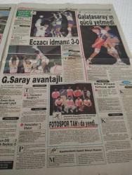 FOTOSPOR GAZETESİ - DOĞUM GÜNÜ GAZETESİ-25 Ekim 1989-Turgut Özal-Kenan Evren-Veselinoviç-Herbert Held-Gordon Milne-Özarslan-İnönü-Ziya Demirel-Denktas-Süleyman Ateş-Tanju Çolak-Alpaslan Eratlı-Osman Denizci-Nurul Öztekin-Tunç Tectemer-Ahmet Çetin-Halit Kıvanç-Derya Saraçoğlu-Ahmet Ceyhan-Turgay Karabulak-Engin Özerhun-Yiğiter Uluğ-Kenan Ererçtingöz-Rıdvan Dilmen-Feyyaz Uçar-Jupp Derwall-Ercan Taner-Herbert Neumann-Hickersberger-Evire çevire yendik-Biz bu Avusturya’yı yeneriz-Gözlerim yaşardı-Sovyetler’i de yenin-Son yılların en iyi futbolu-Ezerek yendik işte-Milli Takım’a bravo-Altın çocuklar-Ne işimiz var Londra’da-Bizim işimiz Viyana’da-Yine tarih yazdık-Rıdvan’ı Tanju sandılar-Bu zafer yakıştı-Büyükler büyük oynar-Galatasaray’ın gücü yetmedi-Eczacı idmanı 3-0-Saray avantajlı-Fotospor Tanı’yı da yendi-Efes Pilsen fırtına gibi-Ridvan: Verdiğim sözü tuttum-Risk zafer getirdi-Bu çocuklar Roma’ya gider