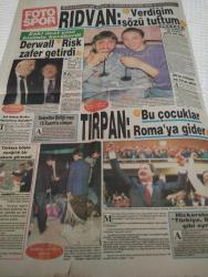 FOTOSPOR GAZETESİ - DOĞUM GÜNÜ GAZETESİ-25 Ekim 1989-Turgut Özal-Kenan Evren-Veselinoviç-Herbert Held-Gordon Milne-Özarslan-İnönü-Ziya Demirel-Denktas-Süleyman Ateş-Tanju Çolak-Alpaslan Eratlı-Osman Denizci-Nurul Öztekin-Tunç Tectemer-Ahmet Çetin-Halit Kıvanç-Derya Saraçoğlu-Ahmet Ceyhan-Turgay Karabulak-Engin Özerhun-Yiğiter Uluğ-Kenan Ererçtingöz-Rıdvan Dilmen-Feyyaz Uçar-Jupp Derwall-Ercan Taner-Herbert Neumann-Hickersberger-Evire çevire yendik-Biz bu Avusturya’yı yeneriz-Gözlerim yaşardı-Sovyetler’i de yenin-Son yılların en iyi futbolu-Ezerek yendik işte-Milli Takım’a bravo-Altın çocuklar-Ne işimiz var Londra’da-Bizim işimiz Viyana’da-Yine tarih yazdık-Rıdvan’ı Tanju sandılar-Bu zafer yakıştı-Büyükler büyük oynar-Galatasaray’ın gücü yetmedi-Eczacı idmanı 3-0-Saray avantajlı-Fotospor Tanı’yı da yendi-Efes Pilsen fırtına gibi-Ridvan: Verdiğim sözü tuttum-Risk zafer getirdi-Bu çocuklar Roma’ya gider