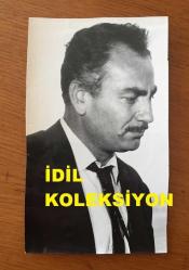 YEŞİLÇAM'IN USTA OYUNCUSU REHA YURDAKUL'UN ORİJİNAL FOTOĞRAFI - 16 x 10 cm EBADINDA - REHA YURDAKUL 1960'LARDA TAKIM ELBİSELİ OLARAK DÜŞÜNÜRKEN
