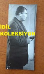 YEŞİLÇAM'IN USTA OYUNCUSU REHA YURDAKUL'UN ORİJİNAL 3'LÜ FOTOĞRAF SETİ - 18 x 10 cm, 18 x 8 cm ve 13 x 4 cm EBADINDA 3 ADET FOTOĞRAF - REHA YURDAKUL 1960'LARDAKİ BİR YEŞİLÇAM FİLMİNDE GRİ PERDESÜSÜ ve TABANCASIYLA