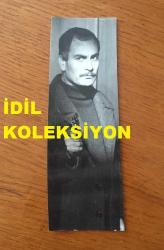 YEŞİLÇAM'IN USTA OYUNCUSU REHA YURDAKUL'UN ORİJİNAL 3'LÜ FOTOĞRAF SETİ - 18 x 10 cm, 18 x 8 cm ve 13 x 4 cm EBADINDA 3 ADET FOTOĞRAF - REHA YURDAKUL 1960'LARDAKİ BİR YEŞİLÇAM FİLMİNDE GRİ PERDESÜSÜ ve TABANCASIYLA