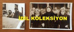 YEŞİLÇAM'IN USTA OYUNCUSU REHA YURDAKUL'UN CENAZESİNDEN ÇEKİLME ORİJİNAL 2'Lİ FOTOĞRAF SETİ - 18 x 12 cm ve 12 x 10 cm EBADINDA - EŞİ FİLİZ YURDAKUL ve KADİR İNANIR TÖRENDEYDİ, 30 ARALIK 1988