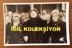 YEŞİLÇAM'IN USTA OYUNCUSU REHA YURDAKUL'UN CENAZESİNDEN ÇEKİLME ORİJİNAL 2'Lİ FOTOĞRAF SETİ - 18 x 12 cm ve 12 x 10 cm EBADINDA - EŞİ FİLİZ YURDAKUL ve KADİR İNANIR TÖRENDEYDİ, 30 ARALIK 1988