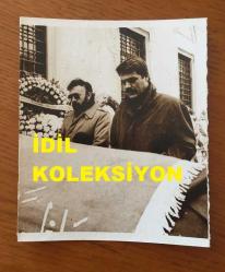 YEŞİLÇAM'IN USTA OYUNCUSU REHA YURDAKUL'UN CENAZESİNDEN ÇEKİLME ORİJİNAL 2'Lİ FOTOĞRAF SETİ - 18 x 12 cm ve 12 x 10 cm EBADINDA - EŞİ FİLİZ YURDAKUL ve KADİR İNANIR TÖRENDEYDİ, 30 ARALIK 1988