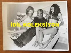 YEŞİLÇAM'IN UNUTULMAZ OYUNCUSU BİLAL İNCİ'NİN ORİJİNAL BÜYÜK BOY FOTOĞRAFI - 24 x 18 cm EBADINDA - TABANCA TUTAN BİLAL İNCİ ve KADIN OYUNCULAR AYNI YATAKTA ÇEKİM YAPARKEN KAYDEDİLMİŞ NET KALİTEDE BİR FOTOĞRAF