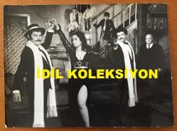 YEŞİLÇAM'IN UNUTULMAZ OYUNCUSU BİLAL İNCİ'NİN ORİJİNAL BÜYÜK BOY FOTOĞRAFI - 24 x 18 cm EBADINDA - ''BİZ BELAYI SEVERİZ (1972)'' FİLMİNDEN BİR SAHNEDE BİLAL İNCİ, AHMET MEKİN, ÜLKÜ ÜLKER ve DANYAL TOPATAN AYNI KAREDE