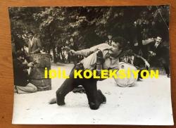 YEŞİLÇAM'IN UNUTULMAZ OYUNCUSU BİLAL İNCİ'NİN ORİJİNAL BÜYÜK BOY FOTOĞRAFI - 24 x 18 cm EBADINDA - BİLAL İNCİ BİR FİLM SAHNESİNDE TABANCASIYLA NİŞAN ALIRKEN