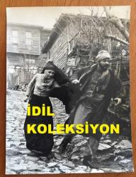 YEŞİLÇAM'IN UNUTULMAZ OYUNCUSU BİLAL İNCİ'NİN ORİJİNAL BÜYÜK BOY FOTOĞRAFI - 24 x 18 cm EBADINDA - BİLAL İNCİ ''YATIK EMİNE (1974)'' FİLMİNDE KÖY YOLUNDA NECLA NAZIR'I SÜRÜKLERLEN ÇEKİLMİŞ BİR KARE