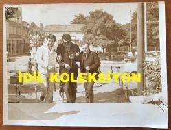 YEŞİLÇAM'IN UNUTULMAZ OYUNCUSU BİLAL İNCİ'NİN ORİJİNAL BÜYÜK BOY FOTOĞRAFI - 24 x 18 cm EBADINDA - BİLAL İNCİ İKİ KOLUNDAN TUTULMUŞ VAZİYETTE GÖTÜRÜLÜRKEN ÇEKİLMİŞ BİR KARE