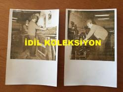 YEŞİLÇAM'IN UNUTULMAZ OYUNCUSU BİLAL İNCİ'NİN ORİJİNAL 2'Lİ FOTOĞRAF SETİ - 18 x 12 cm EBADINDA - BİLAL İNCİ BİR FİLMDE ESKİ MESLEĞİ OLAN MATBAACILIK YAPARKEN ÇEKİLMİŞ 2 FARKLI KARE, 1973