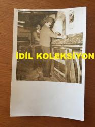 YEŞİLÇAM'IN UNUTULMAZ OYUNCUSU BİLAL İNCİ'NİN ORİJİNAL 2'Lİ FOTOĞRAF SETİ - 18 x 12 cm EBADINDA - BİLAL İNCİ BİR FİLMDE ESKİ MESLEĞİ OLAN MATBAACILIK YAPARKEN ÇEKİLMİŞ 2 FARKLI KARE, 1973