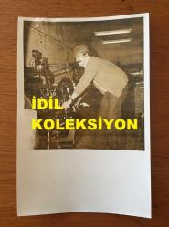 YEŞİLÇAM'IN UNUTULMAZ OYUNCUSU BİLAL İNCİ'NİN ORİJİNAL 2'Lİ FOTOĞRAF SETİ - 18 x 12 cm EBADINDA - BİLAL İNCİ BİR FİLMDE ESKİ MESLEĞİ OLAN MATBAACILIK YAPARKEN ÇEKİLMİŞ 2 FARKLI KARE, 1973