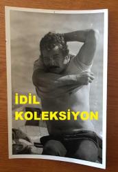 YEŞİLÇAM'IN UNUTULMAZ OYUNCUSU BİLAL İNCİ'NİN ORİJİNAL 4'LÜ FOTOĞRAF SETİ - 18 x 12 cm EBADINDA - BİLAL İNCİ GÜNEŞLENMEK İÇİN ÜZERİNİ ÇIKARIP İÇECEĞİNİ ŞİŞEYLE YUDUMLADIĞI ANLARRDA ÇEKİLMİŞ 4 FARKLI KARE