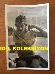 YEŞİLÇAM'IN UNUTULMAZ OYUNCUSU BİLAL İNCİ'NİN ORİJİNAL 4'LÜ FOTOĞRAF SETİ - 18 x 12 cm EBADINDA - BİLAL İNCİ GÜNEŞLENMEK İÇİN ÜZERİNİ ÇIKARIP İÇECEĞİNİ ŞİŞEYLE YUDUMLADIĞI ANLARRDA ÇEKİLMİŞ 4 FARKLI KARE