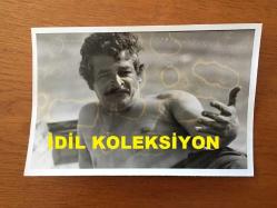 YEŞİLÇAM'IN UNUTULMAZ OYUNCUSU BİLAL İNCİ'NİN ORİJİNAL 4'LÜ FOTOĞRAF SETİ - 18 x 12 cm EBADINDA - BİLAL İNCİ GÜNEŞLENMEK İÇİN ÜZERİNİ ÇIKARIP İÇECEĞİNİ ŞİŞEYLE YUDUMLADIĞI ANLARRDA ÇEKİLMİŞ 4 FARKLI KARE
