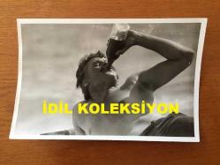 YEŞİLÇAM'IN UNUTULMAZ OYUNCUSU BİLAL İNCİ'NİN ORİJİNAL 4'LÜ FOTOĞRAF SETİ - 18 x 12 cm EBADINDA - BİLAL İNCİ GÜNEŞLENMEK İÇİN ÜZERİNİ ÇIKARIP İÇECEĞİNİ ŞİŞEYLE YUDUMLADIĞI ANLARRDA ÇEKİLMİŞ 4 FARKLI KARE
