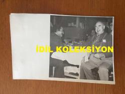 YEŞİLÇAM'IN UNUTULMAZ OYUNCUSU BİLAL İNCİ'NİN ORİJİNAL 2'Lİ FOTOĞRAF SETİ - 18 x 12 cm ve 15,5 x 10 cm EBADINDA - BİLAL İNCİ SEVDİĞİ BİR DOSTUYLA RESTORANDA KEBAP YERKEN ÇEKİLMİŞ 2 FARKLI KARE