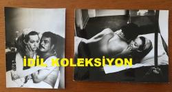 YEŞİLÇAM'IN UNUTULMAZ OYUNCUSU BİLAL İNCİ'NİN ORİJİNAL 2'Lİ FOTOĞRAF SETİ - 15 x 12 cm ve 13 x 10 cm EBADINDA - BİLAL İNCİ BİR FİLM SAHNESİNDE KADIN OYUNCUYLA YATAKTA AYNI KAREDE