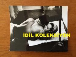 YEŞİLÇAM'IN UNUTULMAZ OYUNCUSU BİLAL İNCİ'NİN ORİJİNAL 2'Lİ FOTOĞRAF SETİ - 15 x 12 cm ve 13 x 10 cm EBADINDA - BİLAL İNCİ BİR FİLM SAHNESİNDE KADIN OYUNCUYLA YATAKTA AYNI KAREDE