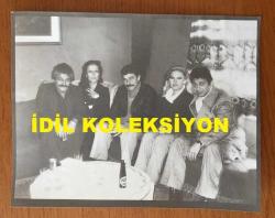 YEŞİLÇAM'IN UNUTULMAZ OYUNCUSU BİLAL İNCİ'NİN ORİJİNAL AJANS BASIMI FOTOĞRAFI (KAĞIT BASKI) - 15 x 12 cm EBADINDA - BİLAL İNCİ, AHMET MEKİN, ADNAN ŞENSES ve NURAN AKSOY HATIRA FOTOĞRAFI ÇEKTİRİRLERKEN