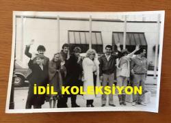 Efemera - MÜSLÜM GÜRSES ve İBRAHİM TATLISES'İN ORİJİNAL FOTOĞRAFI - 18 x 12 cm EBADINDA - (AÇIKLAMAYI OKUYUNUZ) - MÜSLÜM GÜRSES, İBRAHİM TATLISES, KİBARİYE, ÜMİT BESEN ve AHU TUĞBA AYNI KAREDE POZ VERİRLERKEN, 1980'LER - kitantik - kitaLog