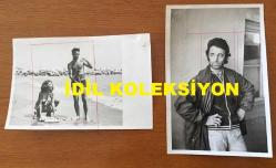 Efemera - SAFİYE AYLA'NIN SEVGİLİSİ TİMUR AKSOY İLE ORİJİNAL 2'Lİ FOTOĞRAF SETİ - 18 x 12 cm EBADINDA - SAFİYE AYLA ve TİMUR AKSOY KUMSALDA ZAMAN GEÇİRİRKEN ve TABANCA İLE YAKALANIŞI SONRASINDA TİMUR AKSOY KORİDORDA BEKLERKEN ÇEKİLMİŞ BİRER KARE - kitantik - kitaLog
