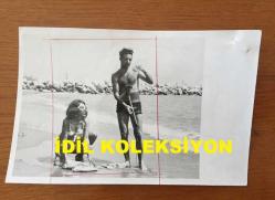 SAFİYE AYLA'NIN SEVGİLİSİ TİMUR AKSOY İLE ORİJİNAL 2'Lİ FOTOĞRAF SETİ - 18 x 12 cm EBADINDA - SAFİYE AYLA ve TİMUR AKSOY KUMSALDA ZAMAN GEÇİRİRKEN ve TABANCA İLE YAKALANIŞI SONRASINDA TİMUR AKSOY KORİDORDA BEKLERKEN ÇEKİLMİŞ BİRER KARE