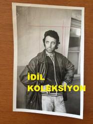 SAFİYE AYLA'NIN SEVGİLİSİ TİMUR AKSOY İLE ORİJİNAL 2'Lİ FOTOĞRAF SETİ - 18 x 12 cm EBADINDA - SAFİYE AYLA ve TİMUR AKSOY KUMSALDA ZAMAN GEÇİRİRKEN ve TABANCA İLE YAKALANIŞI SONRASINDA TİMUR AKSOY KORİDORDA BEKLERKEN ÇEKİLMİŞ BİRER KARE
