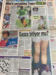 Fotomaç Spor Gazetesi - 17 OCAK 1992 - Tugay Kerimoğlu-Tanju Çolak-Engin İpekoğlu-Fadil Vokri-Richard Kingson-Franz Beckenbauer-Franz Venglos-Can Tanyarı-Süleyman Rodop-Adnan Polat-Ergun Gürsoy-Fatih Terim-Bülent Korkmaz-Hakan Ünsal-Erdal Keser-Mehmet Özgül-Sadık Salman-Cem Pamiroğlu-Turgay Seren-Sercan Görgülü-Levent Topsakal-Larry Spriggs-Jackie Joyner-Dobromir Dobrovolski-Ioan Sabău-Traore Yaya-Nii Lamptey-Rıdvan Dilmen-Şota Arveladze-Arçil Arveladze-Sepp Piontek-Orhan Ayhan-Alpaslan Eratlı-Turgay Kose-Toni Schumacher-Marek Bakoš-Yaşar Duran-İlhan Cavcav-Bartu Sezer-Vokri sakatlandı-Tanju:Piontek gidici-Engin ve Vokri sakatlandı-Tugay yüzakımız-Gözler Koparan’a çevrildi-Denizli taktiği değiştirdi-Kartal ciddi ciddi-Galatasaray Ada’yı salladı-Fener derbi tanımaz-Venglos’tan İmparator’a övgü-Cim-Bom yabancılardan dertli-Fenerbahçe yönetimi yumuşuyor-Rıdvan için Özal arabulucu-Şimşek’te buzlar eriyor-Marek Zaglebıe’yi sırtında taşıyor-Gana iddialı-Zambia’ya dikkat-Sabau en iyi yabancı