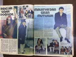 Ses Haftalık Aktüalite Sinema Tiyatro Müzik ve Gençlik Mecmuası Dergisi - 7 Şubat 1981 - ORHAN GENCEBAY & SEVİM EMRE RÖPORTAJI ve FOTOĞRAFI - Cüneyt Arkın - Ayşen Gruda - Füsun Önal - Tunç Başaran - Erdoğan Engin - Müşerref Tezcan - Tamer Yiğit - Ersan Erdura - Aysel Güler - Selmi Andak - Zafer Dilek - Erol Evgin - Dışarıda Gülücük Evde Öfke Saçıyor - Sevinç Tevs - Malatya'dan Gelen Mutluluk - İlyas Salman - Georges Moustaki - Johnny Hallyday - Superman'in Süper Aşkı - Alnur Ceyhan - Eski Doslar Düşman Olmaz - Güngör Bayrak - Engin Çağlar - Nubar Terziyan - Hasan Bayri - Boney M. Posteri - Robert Redford - Guguk Kuşu Fotoromanı - Petra Yeni Bir Aşk İstemiyordu - Sizleri 3 Büyük Yarışmaya Çağırıyoruz - Ülkü Angılı - Cahit Irgat - Yakalanan Gerçekten Karın Deşen Jack mi? - Ronald Reagan - Hamza ile Nazlı Çizgi Romanı - Tursil Deterjan Reklamı - Raphael Lenne - Rahat Uyku İçin Ter Dökmek Gerekir - POSTERLİ, 48 SAYFA, AÇIKLAMAYI OKUYUNUZ!